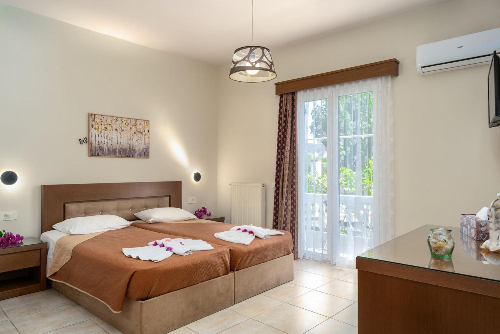 Stathis Beachfront Luxury Rooms Kalamákion Buitenkant foto