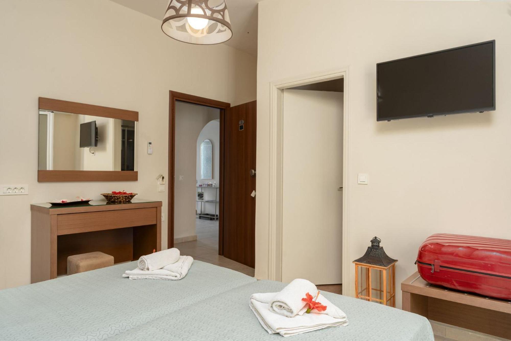 Stathis Beachfront Luxury Rooms Kalamákion Buitenkant foto