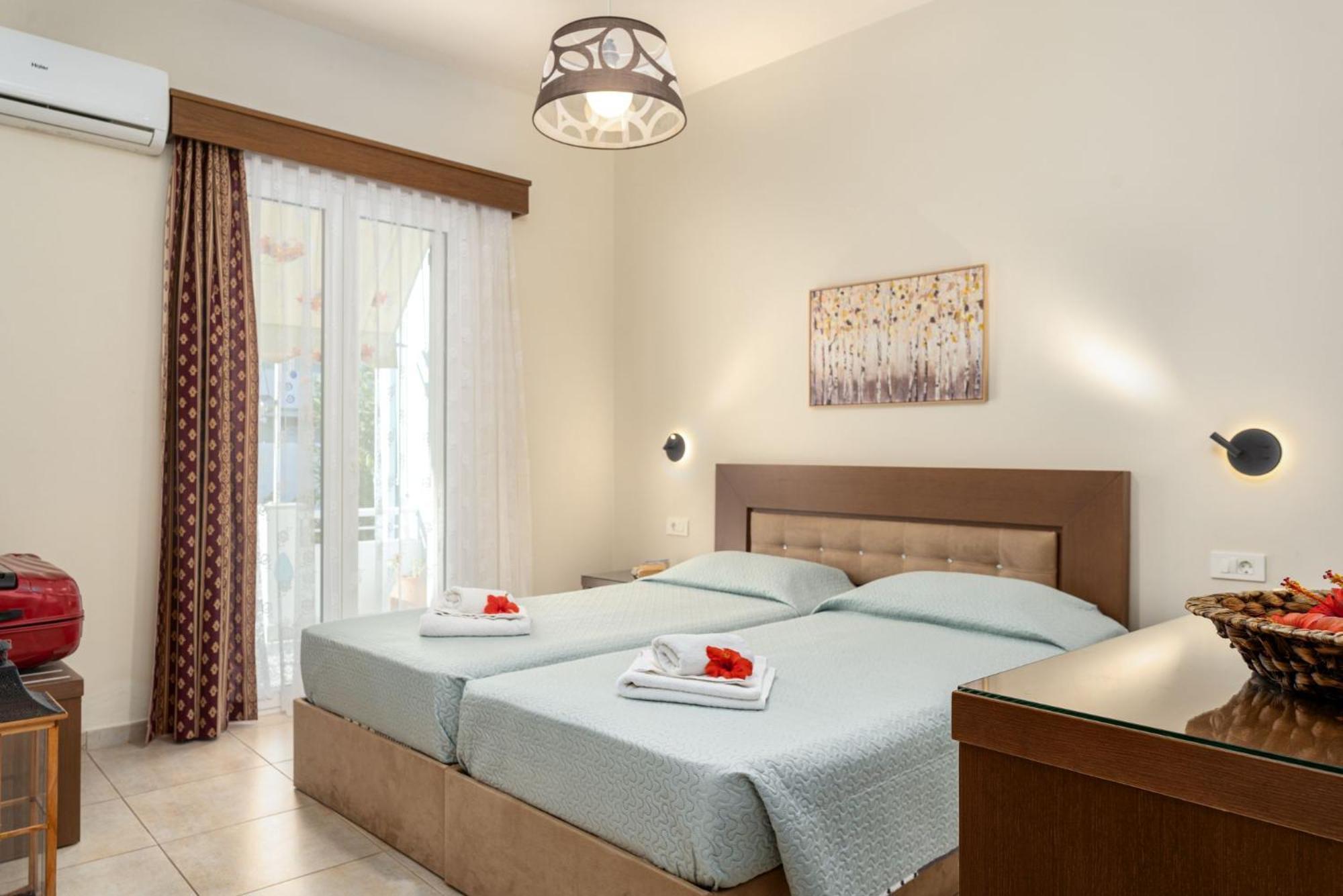 Stathis Beachfront Luxury Rooms Kalamákion Buitenkant foto