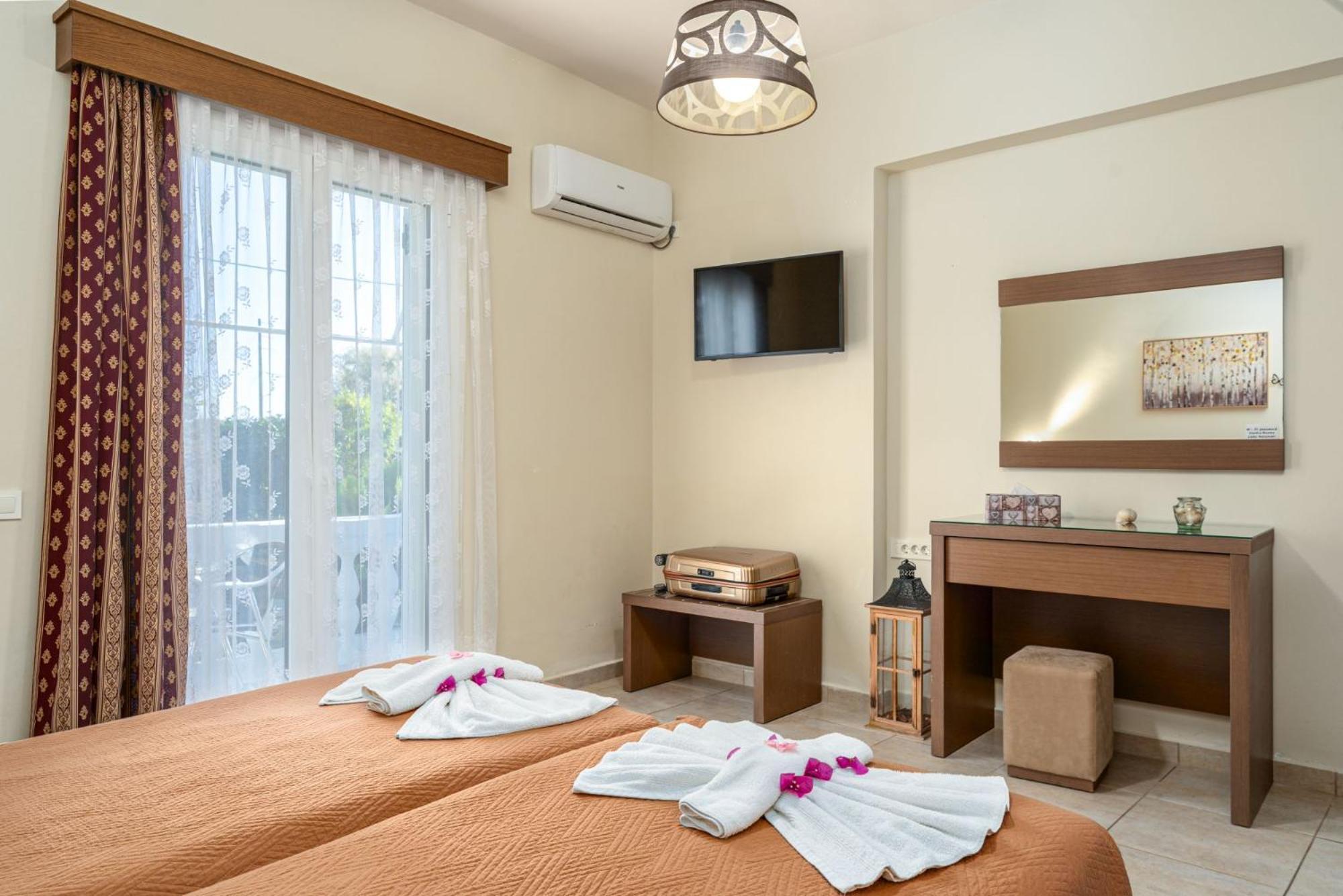 Stathis Beachfront Luxury Rooms Kalamákion Buitenkant foto