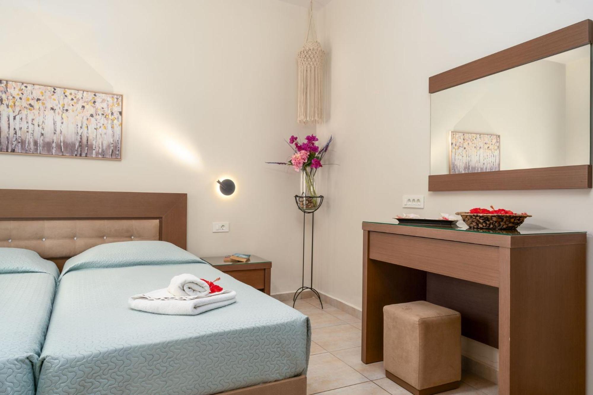 Stathis Beachfront Luxury Rooms Kalamákion Buitenkant foto